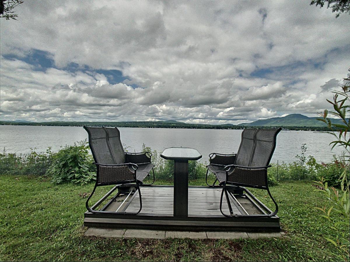 Location Tourisme Estrie - Oberge Du Village Magog Exteriér fotografie