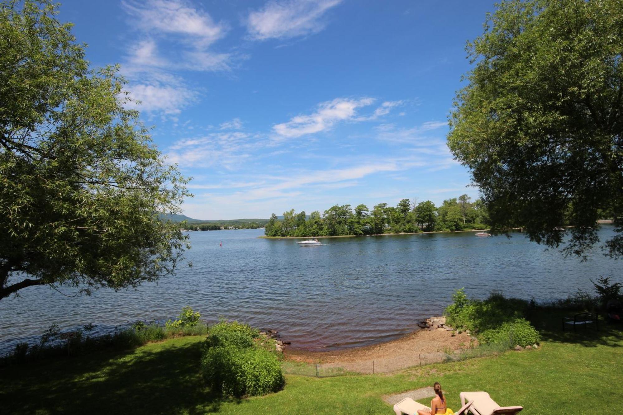 Location Tourisme Estrie - Oberge Du Village Magog Exteriér fotografie