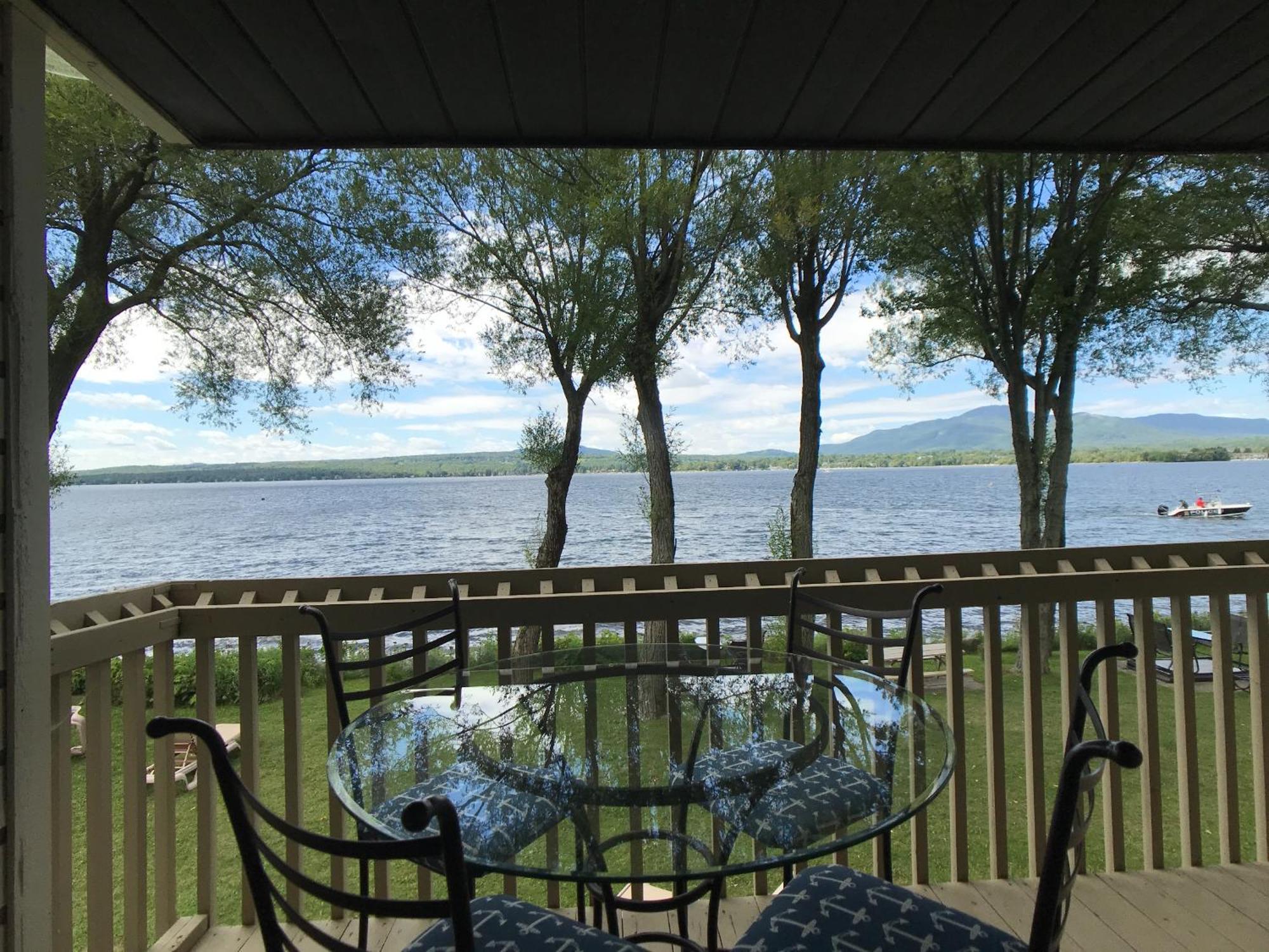 Location Tourisme Estrie - Oberge Du Village Magog Exteriér fotografie