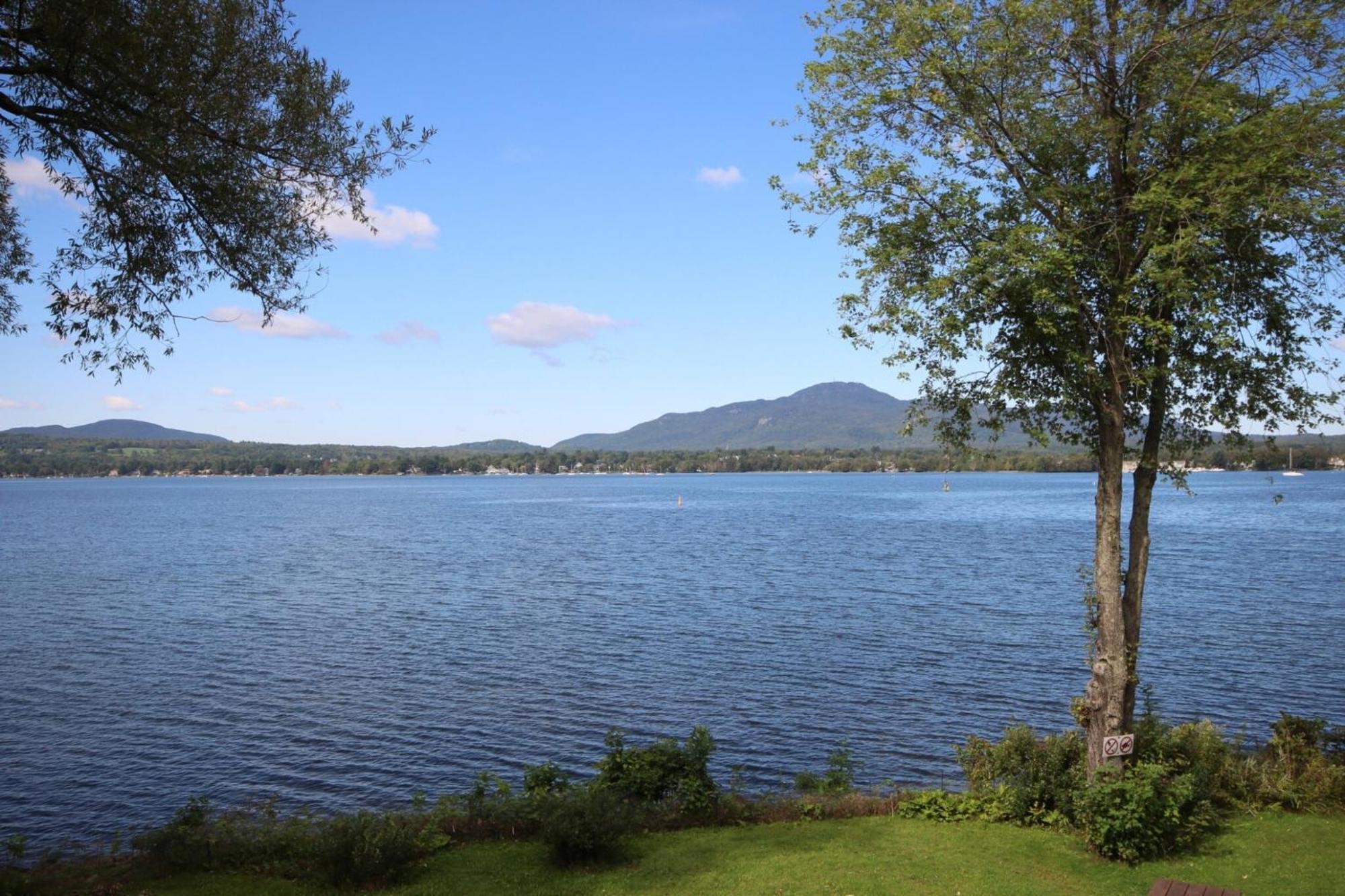 Location Tourisme Estrie - Oberge Du Village Magog Exteriér fotografie